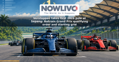 Illustration of two racing cars on the front row of a grid at a tropical circuit, with a pole-position marker above the leading car.